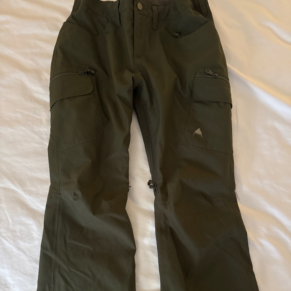 Burton’s Gloria women’s snow pants short